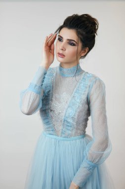 Tatlı genç kız yan yana bakıyor.