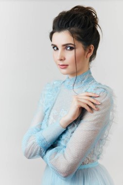 Hoş, güzel bir kız kameraya kurnaz bir ifadeyle bakıyor.