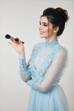 Neşeli, mutlu, güler yüzlü, lüks bayan makyaj yapacak.