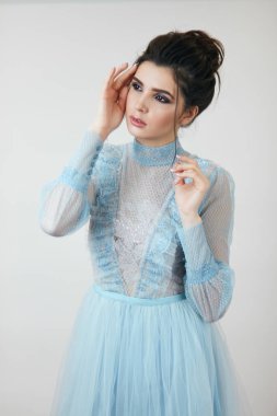 Güzel kız yüzüne dokunuyor.