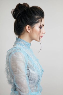 Şık saç stili olan havalı bir kız.