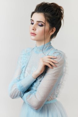 Sevgilisini özleyen bir kız, yalnızlık.