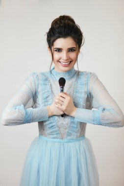 Komik güzel kız fırçayı sıkıyor