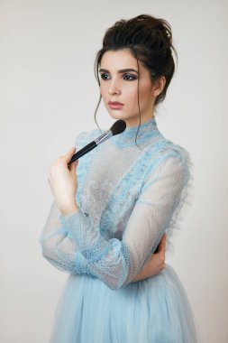 Makyaj uygulaması, kozmetik ürünü olan güzel bir kız.