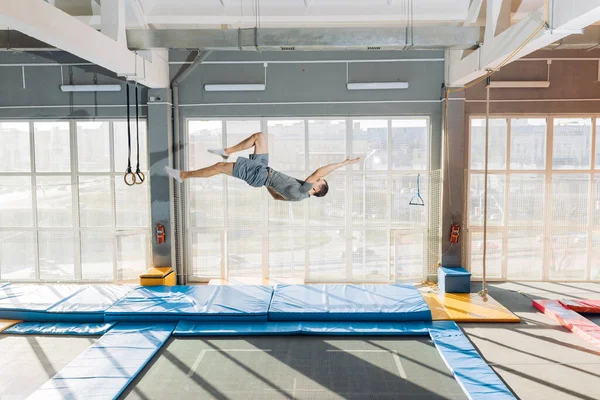 Komik duruş Trambolinde zıplamak