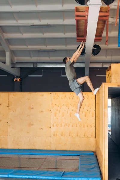 Atleta motivado fuerte que sube a la pared — Foto de Stock