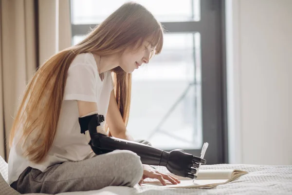 Behinderter Schüler schreibt einen Bericht — Stockfoto