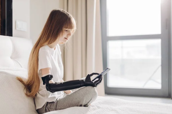 Девушка в чате онлайн с роботизированной рукой — стоковое фото