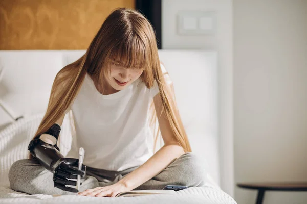 Junges Mädchen schreibt ein Buch — Stockfoto