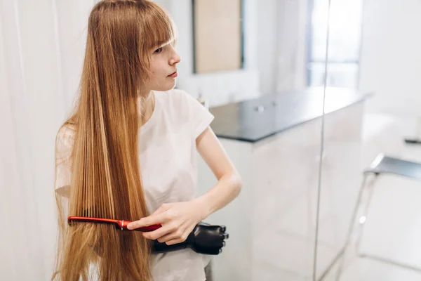 Behinderte Mädchen kämmen Haare mit Haarbürste — Stockfoto