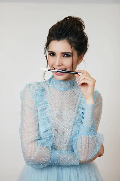 歯にブラシをかけた魅力的なスタイリッシュな女の子 — ストック写真