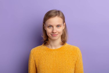 tapılası beyaz kadın mor arka planda izole edilmiş kameraya bak.