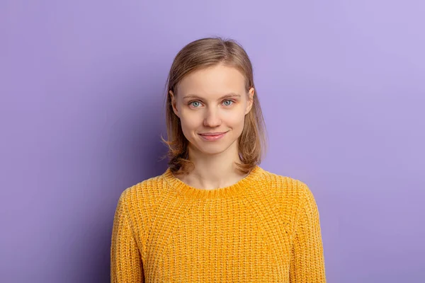 Entzückende kaukasische Frau Blick auf Kamera isoliert über lila Hintergrund — Stockfoto