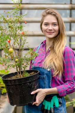 Kameraya poz veren güzel, güzel, sarışın bir kadın.