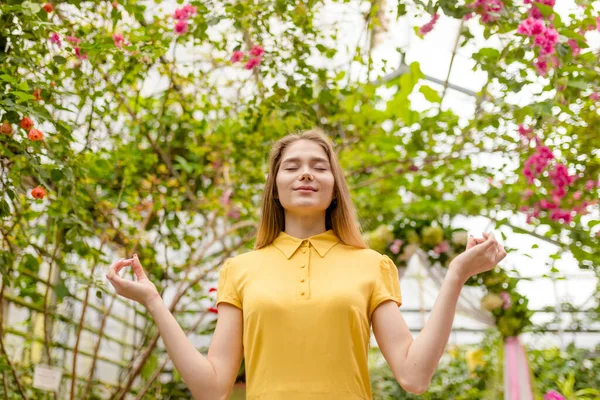 Sorrindo mulher agradável com os olhos fechados está meditando — Fotografia de Stock