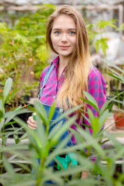 Uzun sarı saçlı, şık giyinmiş güzel bir kız.