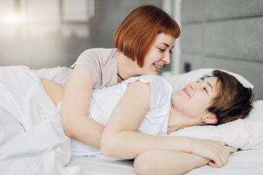 Sabah lezbiyen çift aşıkları
