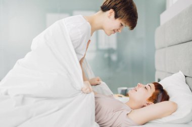 İki kız arasındaki eşcinsel ilişki.