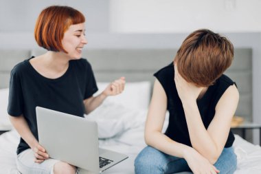 Bilgisayarı kullanan iki duygusal kız.