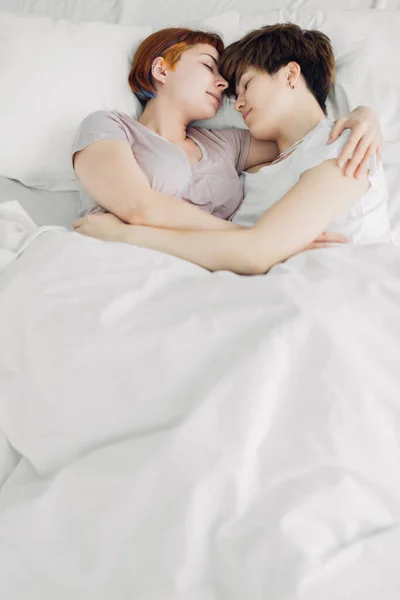 Chicas agradables abrazándose en el dormitorio —  Fotos de Stock