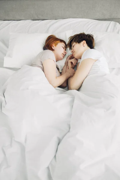 Güzel kadınlar evde yatakta uyurlar. — Stok fotoğraf