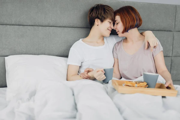 Deux lesbiennes émotionnelles prenant le petit déjeuner le matin — Photo