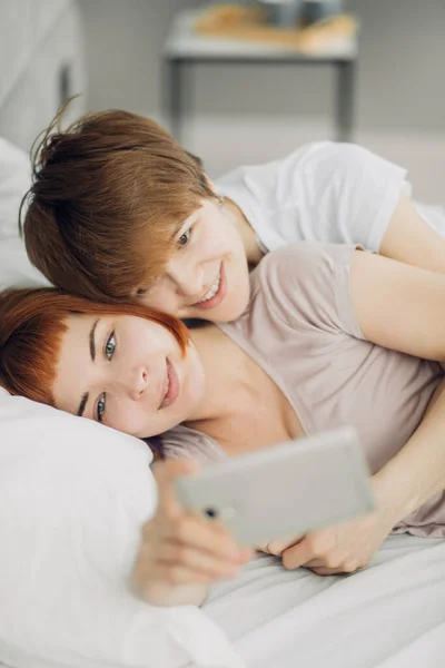 Twee prachtige mooie vrouwen kijken naar het scherm van de smartphone — Stockfoto