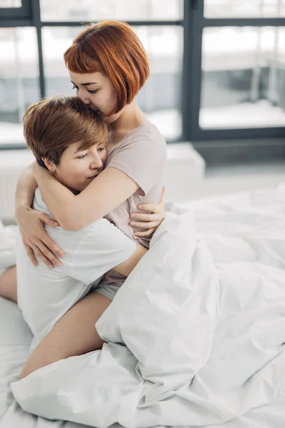 Dos pensativas lesbianas reflexivas se abrazan en casa — Foto de Stock