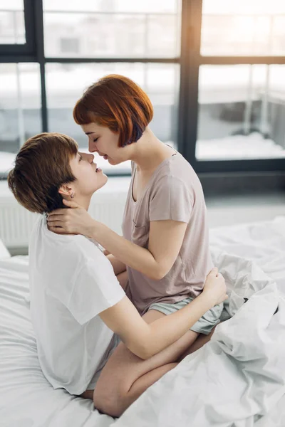 Теплый, нежный поцелуй. сексуальный контакт между женщинами — стоковое фото