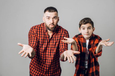 Harika komik ve bazı babalar ve bir çocuk sorgulanıyor