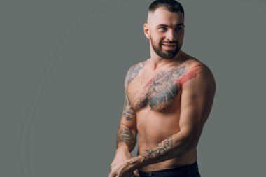 Eğitimden önce neşeli, seksi, vahşi adam.