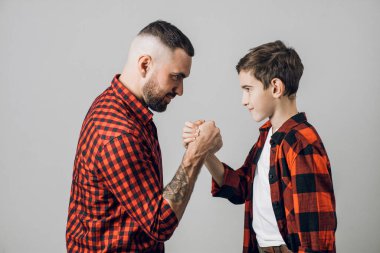 Genç adam oğluyla gurur duyuyor. Baba oğluna sorunların üstesinden gelmesi için yardım eder.