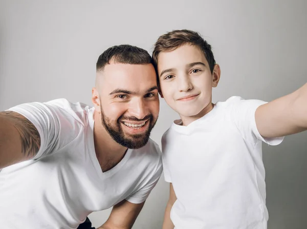Gelukkig aantrekkelijke vader en zoon het nemen van selfies — Stockfoto