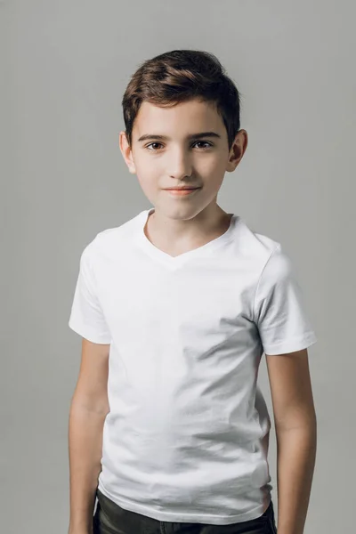 Roztomilý malý rozkošný chlapec v ležérní stylové oblečení — Stock fotografie