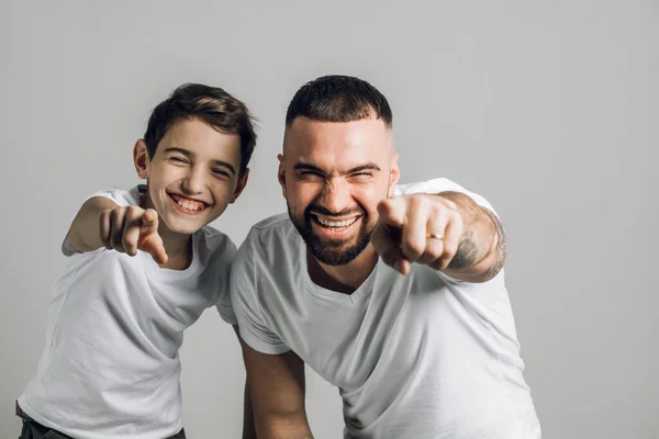 Vrolijke happu twee broers lachen naar iemand — Stockfoto