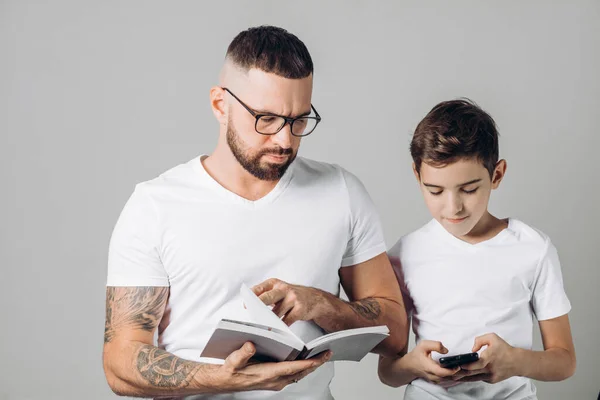 Mladý hezký chytrý tatínek pomáhá svému synovi s domácím úkolem — Stock fotografie
