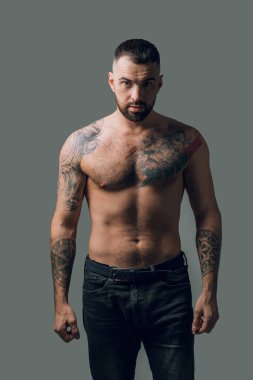 şık kotlu güçlü atlet kameraya poz veriyor.