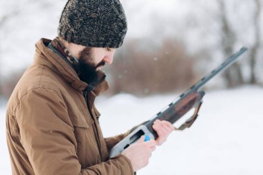 Avcı silahı dolduruyor.
