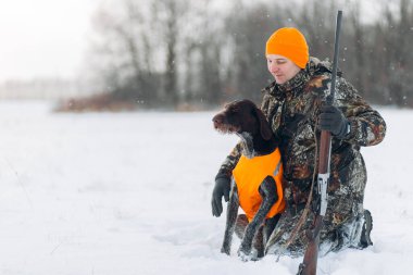 Hunter köpeğini çok sever.