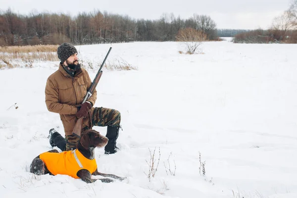 Stilig jägare och hans husdjur väntar på ett offer — Stockfoto