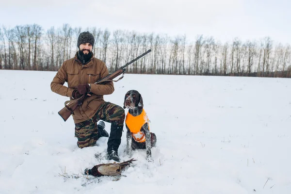 Feliz cazador con perro y su juego — Foto de Stock