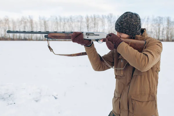 Cruel cazador está apuntando con un arma al objetivo — Foto de Stock