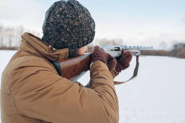 Caçador masculino com arma em um dia frio de inverno — Fotografia de Stock