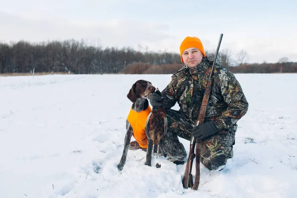 Cazador positivo con perros durante el resto en la caza de invierno —  Fotos de Stock