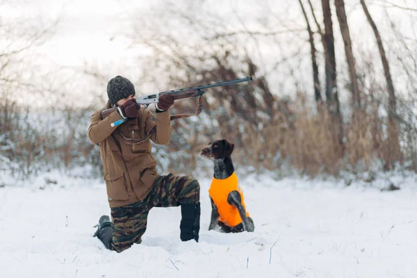 Smart hund tittar på hennes ägare som siktar på taget — Stockfoto