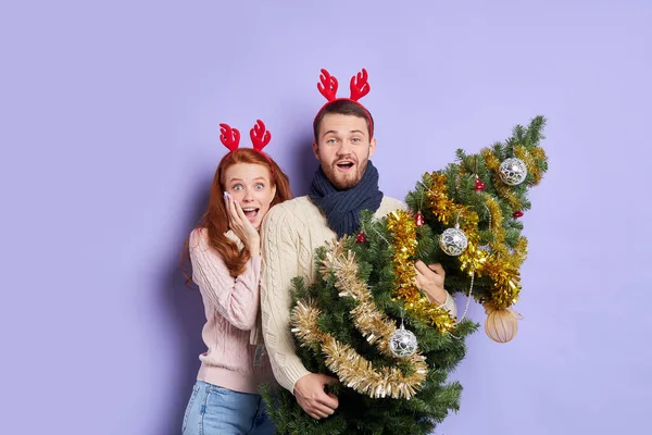 Ευτυχισμένο ζευγάρι σε εορταστικό δωμάτιο στο χριστουγεννιάτικο δέντρο — Φωτογραφία Αρχείου