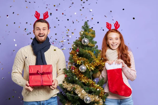 Bella ragazza con l'uomo vicino all'albero di Natale — Foto Stock