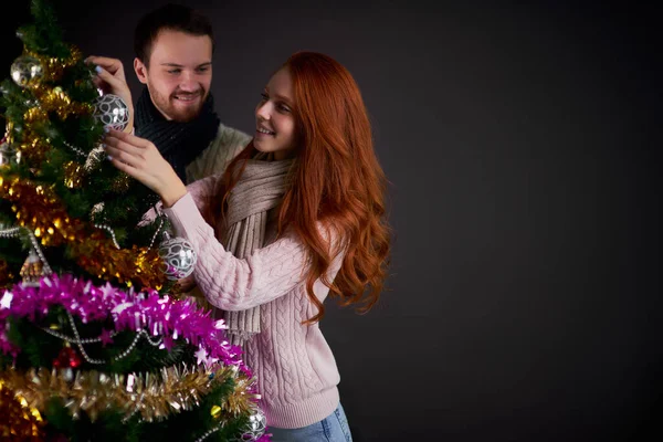 Romantik çift kış akşamını evde geçiriyor. — Stok fotoğraf