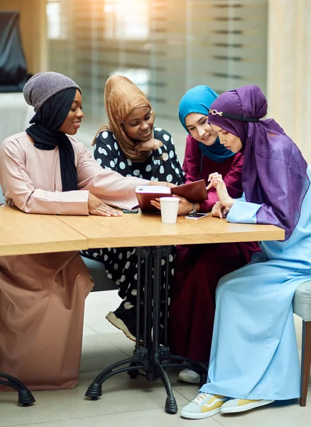 Hermosas chicas musulmanas y árabes leyendo el Corán juntas en grupo. — Foto de Stock