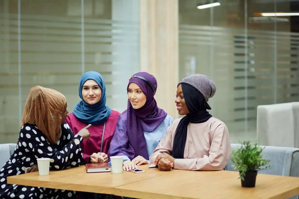 Multirassische Gruppe muslimischer Frauen in Nationalkleidung posiert in einer Gruppe — Stockfoto